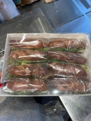 מגש סנדוויצ'י באגט מלא בקופסה
