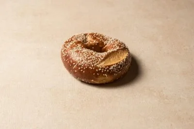 פרעצל עגול עם שומשום על רקע בהיר
