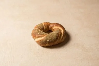 פרעצל קטן בצורת קשר על רקע בהיר