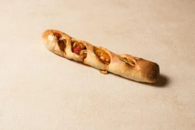 מאפה מקלות בצק ממולא בגבינה על רקע בהיר